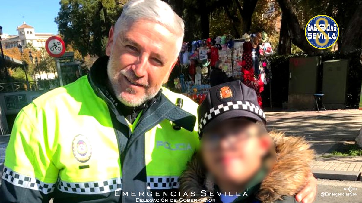 EmergenciasSev's tweet photo. Se llama Pablo, tiene 11 años.
Desde hoy es un #SuperPolicía 👮‍♂️
👦"Hola Poli, me he perdido. Me quedo contigo, ¿vale?"
Así se dirigió a una pareja de @PoliciaSevilla en la zona centro.
Nos acompañó hasta que localizamos a su familia.
Gracias por tu cariño, amigo 😘
#Gobernación https://t.co/Z7sVpTCyLP