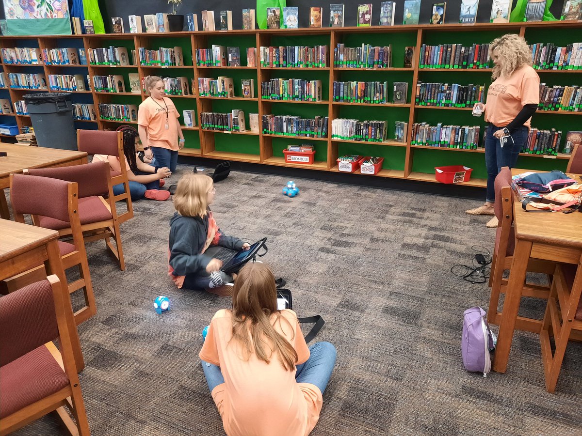 JenniferHTowns's tweet photo. InspiHER Girls Coding event in the MC today! @indiancreekmid @Lori_McGovern #LibraryLadies https://t.co/Hdz9LzLSq7