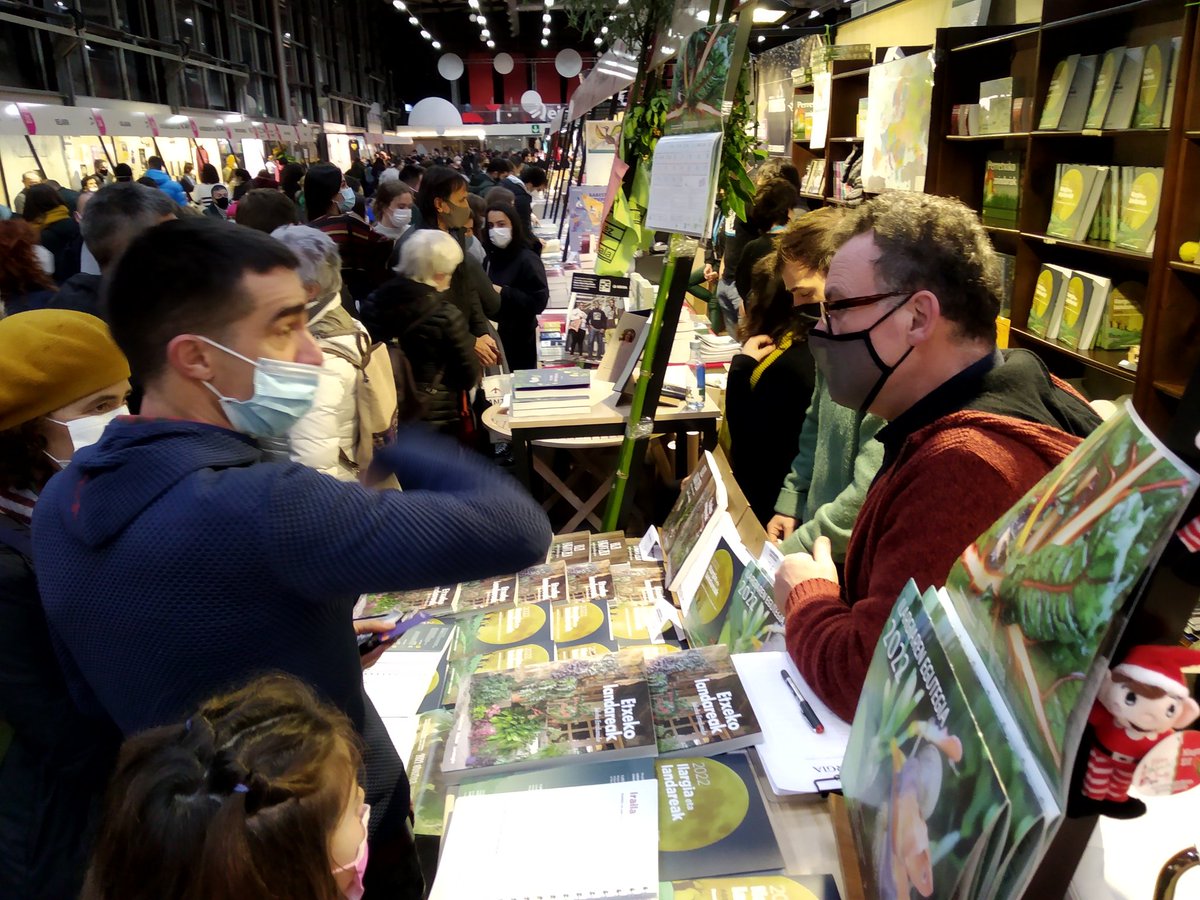 Azken txanpa gaur <a href="/durangokoazoka/">Durangoko Azoka</a>-n. Jendea animotsu gure liburu eta proiektuaz galdezka. Asteazken arte hemen izango gaituzue, produktuak eskaini eta ARGIAkoa egiteko aukera ematen. 

Babestu independentzia! 
argia.eus/eginargiakoa