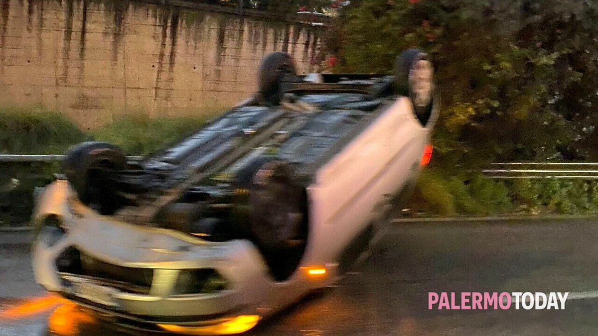 PalermoToday's tweet photo. Incidente in viale Regione Siciliana, donna si ribalta con l’auto https://t.co/AR8IH9peOQ https://t.co/mr5LqEPrT6