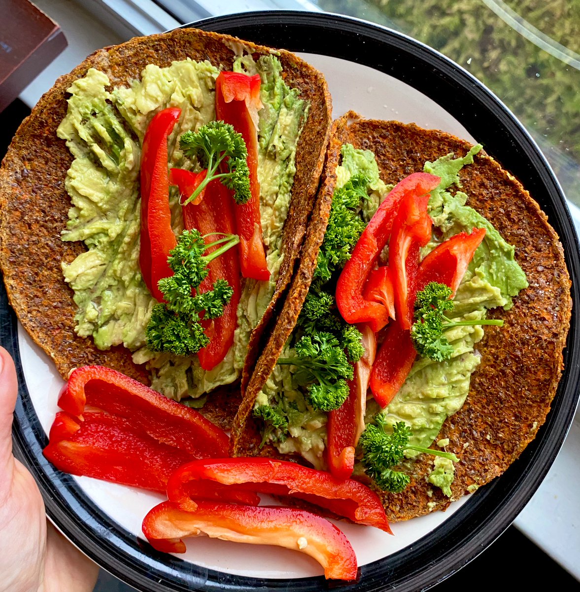 vibrantlyrose's tweet photo. #Lunch inspiration. 
Raw wraps made entirely from dehydrated vegetables and flax seeds. Filled with avocado, sea salt, freshly squeezed lemon juice, red bell peppers and parsley 🌿🥑🫑🍋

Would you try this?

#nutrition #fiber #eatwelltofeelwell #healthfromwithin #healthylunch https://t.co/zuzhcGWpzd
