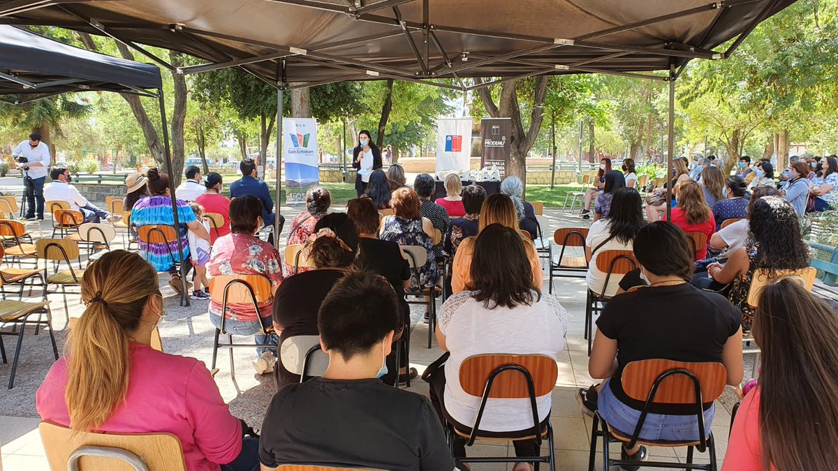 EnergiaValpo's tweet photo. 💡⚡ Hoy la Seremi @MFPinochet junto a la Coordinadora Provincial de  @PRODEMU @cmendez_reyes y el alcalde    @cortevill de @Muni_SanEsteban realizaron el programa #ConBuenaEnergía e incentivaron a los vecin@s a realizar buenas prácticas🔌💡 en sus hogares 🏡 
#AhorroEnergético https://t.co/3TcslO9nvE