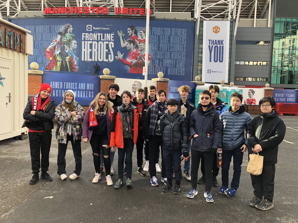 HerefordCS's tweet photo. ⚽ EXTRA-CURRICULAR // A group of HCS pupils travelled to Old Trafford on Sunday to watch Manchester United's 1-0 win over Crystal Palace. Mr Croot even got to pose for a selfie with his old friend, Man Utd chief executive @EdWoodwardCEO!
#HCSextracurricular #HCStrips @HCSHead https://t.co/fdjR8k2YWo