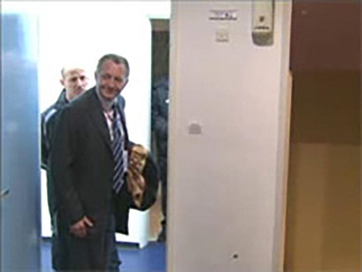 - Coucou. Et si on reprenait le match, monsieur Buquet qui habite au 23 rue de l'église à Limoges, marié, deux enfants ? Ceci n'est pas une menace.