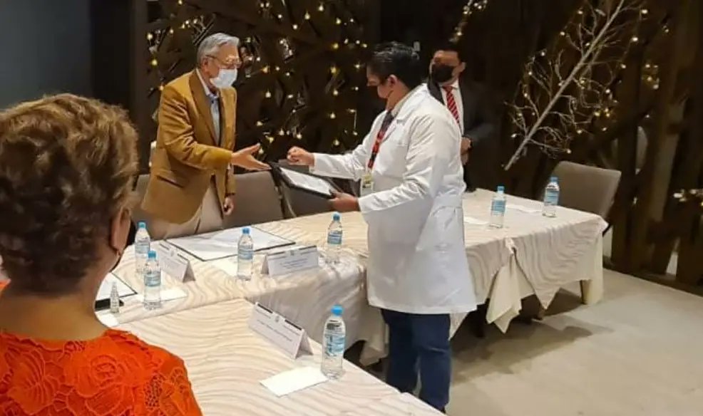 🚨El H. Consejo Consultivo del #IMSSVeracruzSur reconoció a las #UMF No. 64, 69 y a la Subdelegación Cosamaloapan ganadoras del 🏆#PremioIMSS a la Competitividad, así como a la Subdelegación Coatzacoalcos por el Distintivo Águila Doble Oro ganado. ¡👏Felicidades a todos!