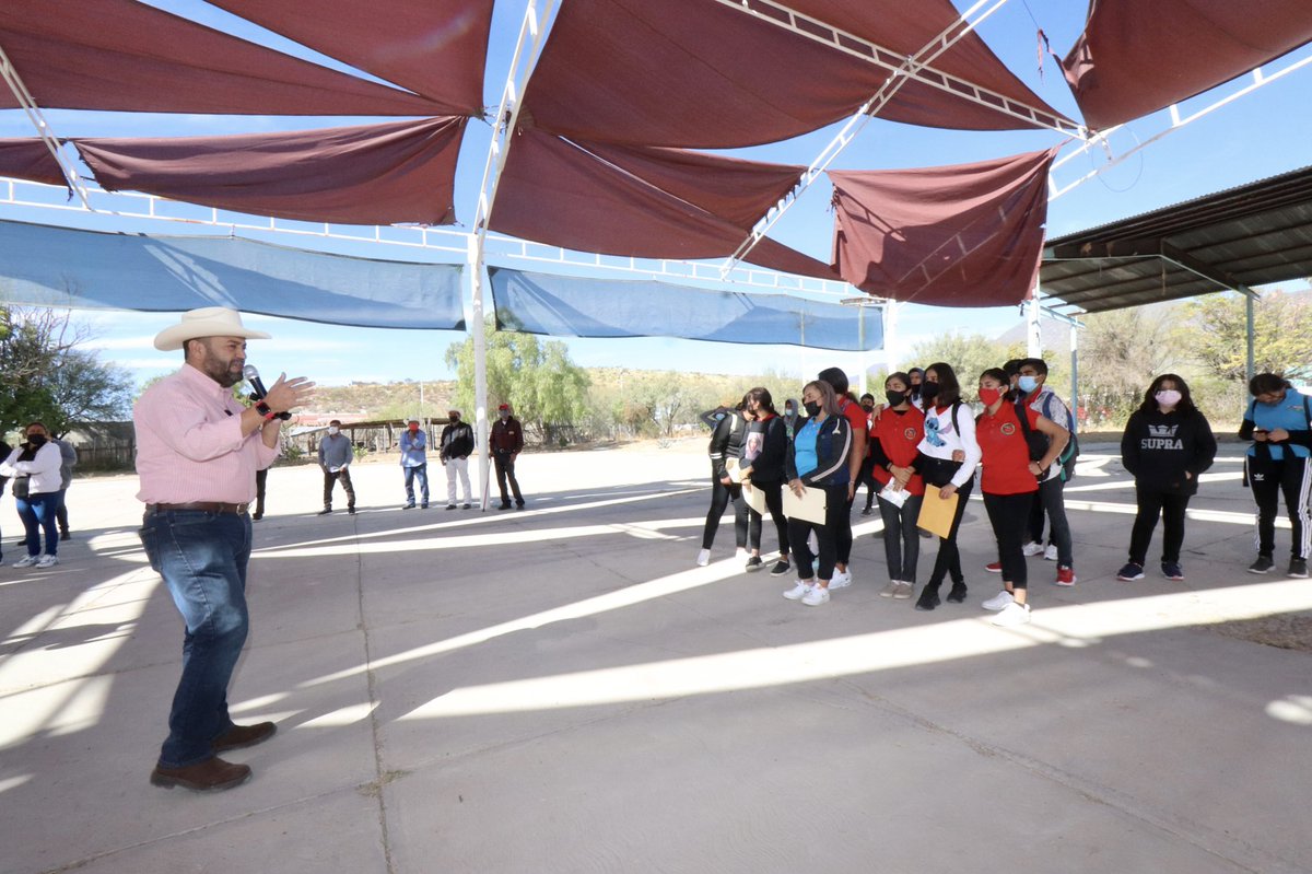 Junto con mi compañero Diputado Federal, Shamir Fernández, entregamos en el EMSaD #6 del ejido La Flor, material deportivo y de limpieza, además establecimos compromisos para seguir fortaleciendo la educación de los jóvenes.
#VamosADarle