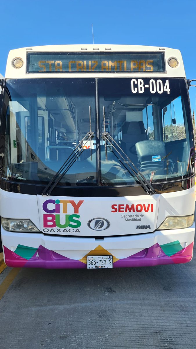 CentralQNoticia's tweet photo. 🏁🚍 Dan banderazo de salida de la nueva ruta del #Citybus; la línea 201 partirá de la colonia Monte Albán a Santa Cruz Amilpas con nueve autobuses en un horario de seis de la mañana a nueve de la noche. https://t.co/IgjMoxSsdA