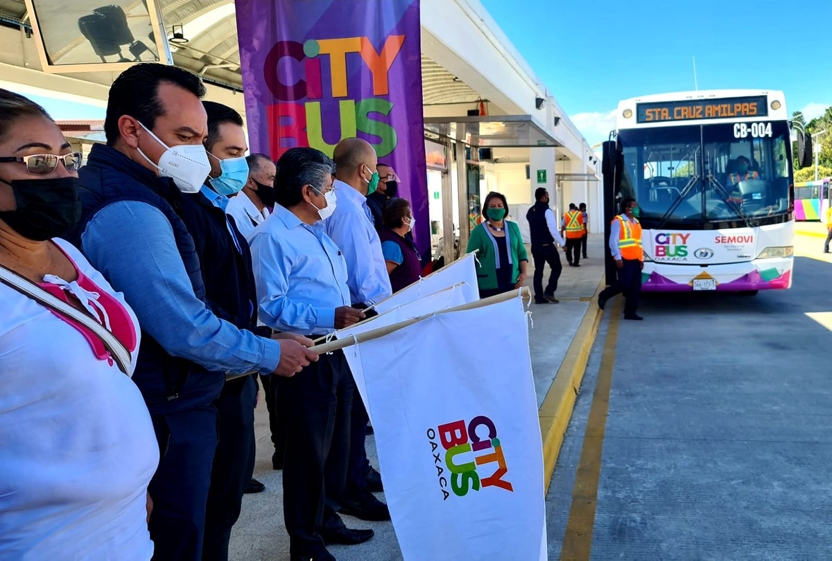 CentralQNoticia's tweet photo. 🏁🚍 Dan banderazo de salida de la nueva ruta del #Citybus; la línea 201 partirá de la colonia Monte Albán a Santa Cruz Amilpas con nueve autobuses en un horario de seis de la mañana a nueve de la noche. https://t.co/IgjMoxSsdA