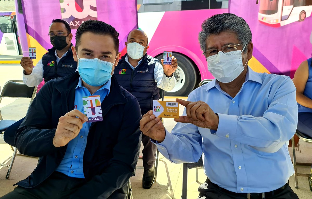 CentralQNoticia's tweet photo. 🏁🚍 Dan banderazo de salida de la nueva ruta del #Citybus; la línea 201 partirá de la colonia Monte Albán a Santa Cruz Amilpas con nueve autobuses en un horario de seis de la mañana a nueve de la noche. https://t.co/IgjMoxSsdA
