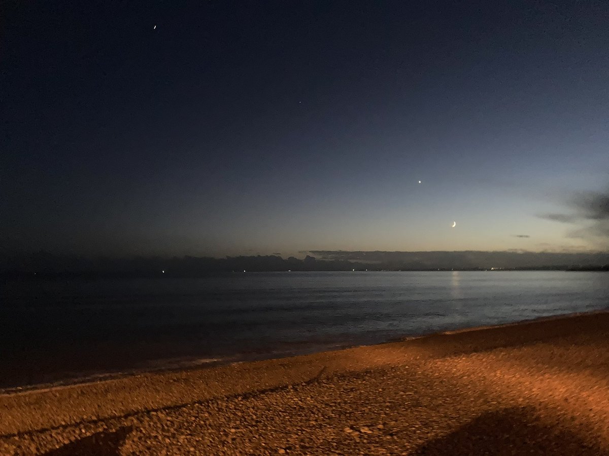 PeterRobinMason's tweet photo. Honey had her normal evening walk, but tonight the sky from Budleigh’s sea front was stunning with the moon, Saturn, Venus and Pluto to be seen, or so we were told. https://t.co/1zeRrYfa0d