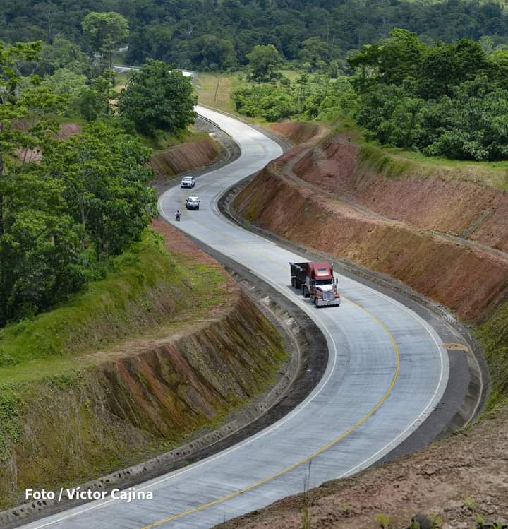 abelalexanderl2's tweet photo. Nicaragua avanza, gracias al Gobierno de Reconciliación y Unidad Nacional.

Carretera Bluefields - Costa Caribe Sur 🛣🚍🚜🛻😍

#DiciembreEnPazYVictorias ❤ #LeónRevolución #PLOMO19 @BERINGESQUIVEL @CarlosEmilioDH @DrSuazo915 @VEUNANLEON https://t.co/TcK0nzOpAM