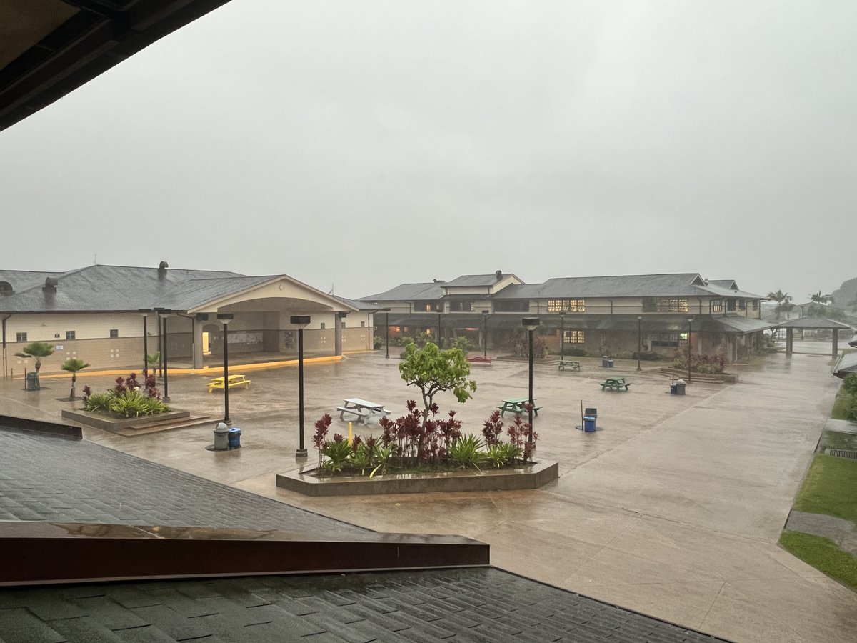 Kaua'i is now getting all of the rain.....stay safe everyone!