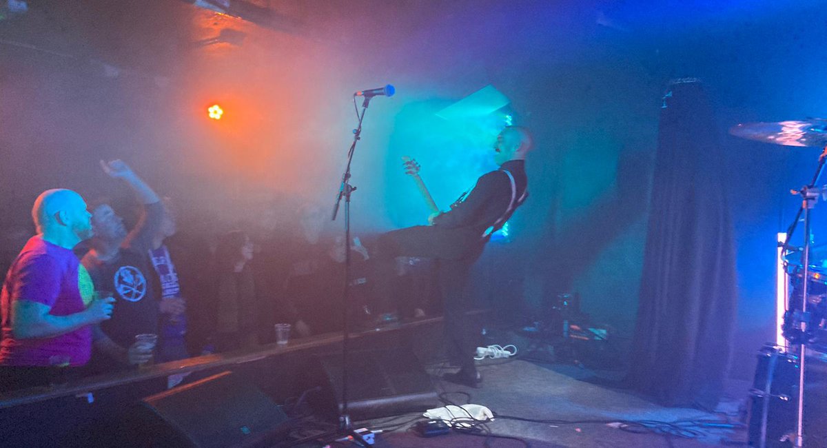 Testing my core strength <a href="/thekeyclubleeds/">The Key Club</a> on Saturday - nice show too!