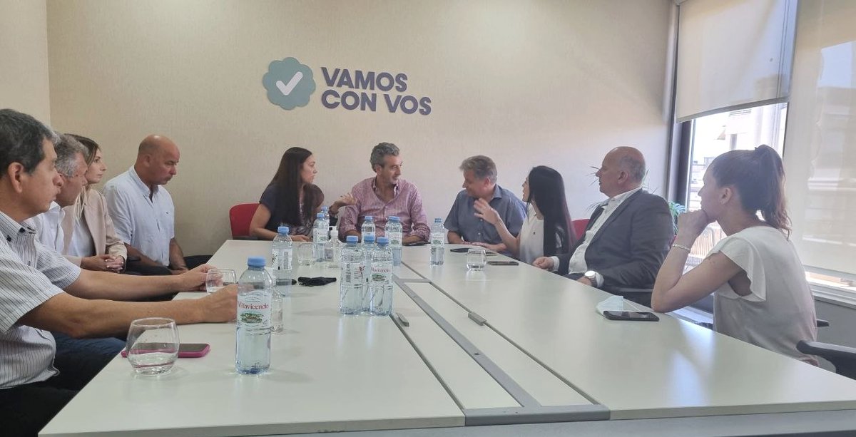 Con el equipo de #VamosConVos nos reunimos para repasar y definir los principales proyectos que llevaremos a partir de este martes a <a href="/DiputadosAR/">Diputados Argentina</a> ✅