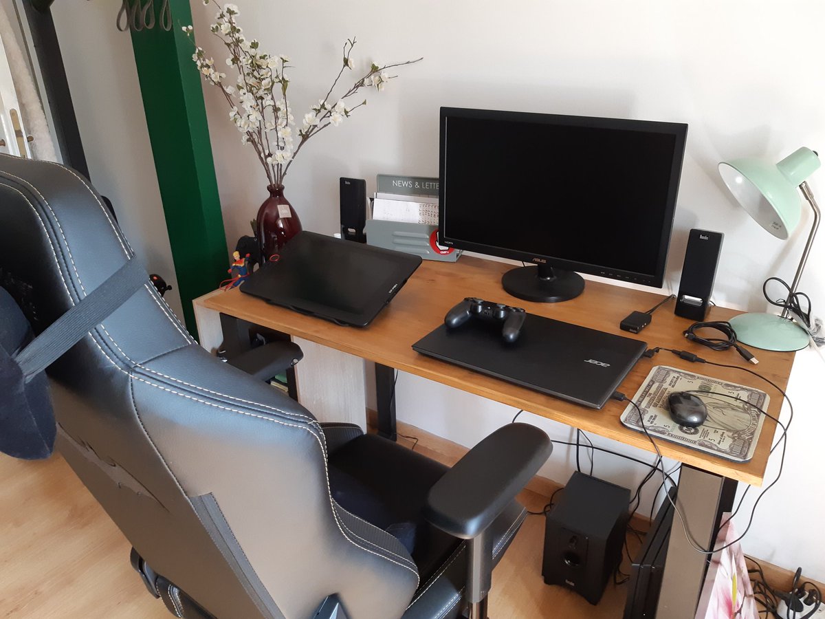 HagMithalde's tweet image. Alors euh comment dire, j&apos;ai UNE lampe de bureau comme lumière 😂😅 donc ça sera bien utilisé!!  ptdr #philipshue #smartlightning 💜💜 bisous-bisous