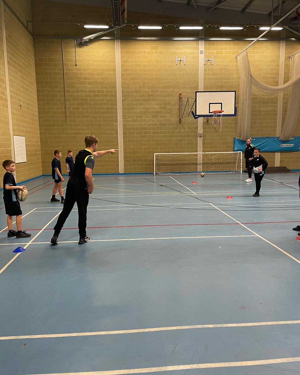 Rygbi Ysgol Cwm Rhondda (@rygbicwmrhondda) on Twitter photo Diolch yn fawr iawn i un o ddisgyblion blaenorol Cwm Rhondda a chwaraewr <a href="/Cardiff_Rugby/">Cardiff Rugby</a> , <a href="/EthanLloyd_/">Ethan Lloyd</a> am ddod i mewn i'r sesiwn hyfforddi rygbi heddiw. Diolch am ddangos sgiliau gwych i ni, roedd y bechgyn yn gwerthfawrogi llawer. Diolch eto a phob lwc am weddill eich tymor ๐๐ผ Diolch yn fawr iawn i un o ddisgyblion blaenorol Cwm Rhondda a chwaraewr <a href="/Cardiff_Rugby/">Cardiff Rugby</a> , <a href="/EthanLloyd_/">Ethan Lloyd</a> am ddod i mewn i'r sesiwn hyfforddi rygbi heddiw. Diolch am ddangos sgiliau gwych i ni, roedd y bechgyn yn gwerthfawrogi llawer. Diolch eto a phob lwc am weddill eich tymor ๐๐ผ