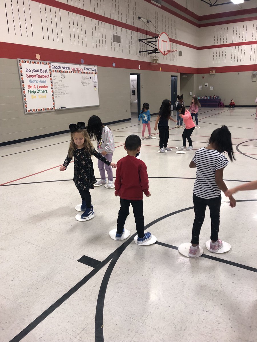 SarahStPE's tweet photo. Mondays are for ice skating ❤️❄️⛸ ⁦@AES_Aviators⁩ https://t.co/GQPjrdeVkb