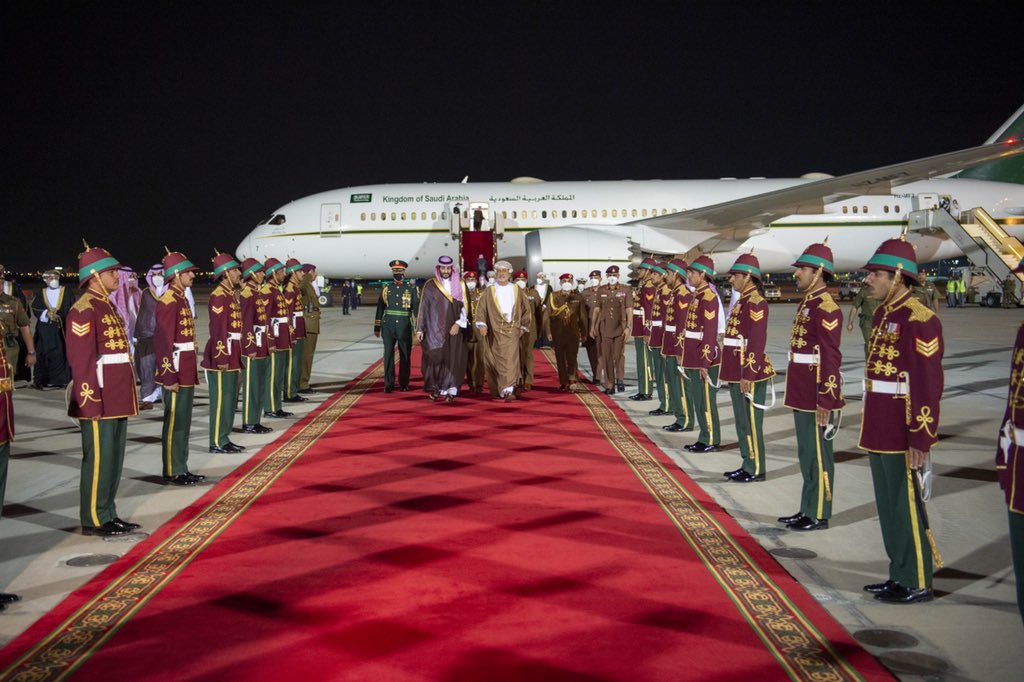 Bandaralgaloud's tweet photo. سمو سيدي #ولي_العهد يصل العاصمة العمانية #مسقط وفي مقدمة مستقبليه جلالة السلطان هيثم بن طارق #سلطان_عمان.
#ولي_العهد_في_عمان https://t.co/QZSR0qNZsl