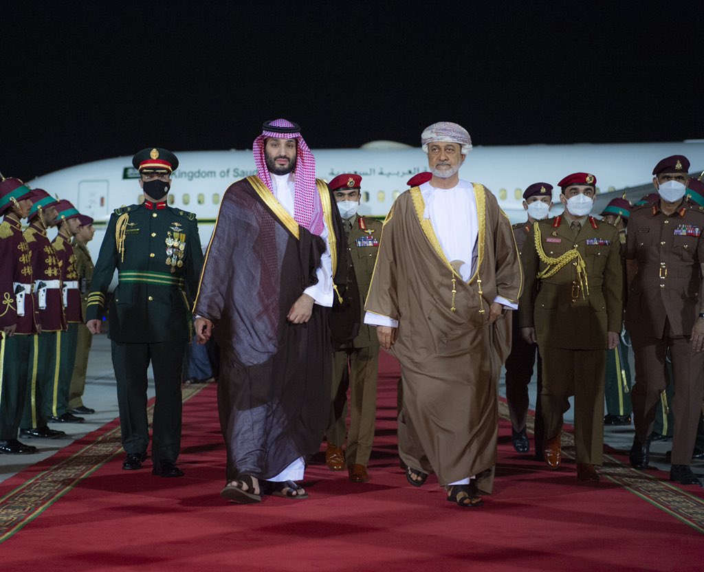 Bandaralgaloud's tweet photo. سمو سيدي #ولي_العهد يصل العاصمة العمانية #مسقط وفي مقدمة مستقبليه جلالة السلطان هيثم بن طارق #سلطان_عمان.
#ولي_العهد_في_عمان https://t.co/QZSR0qNZsl