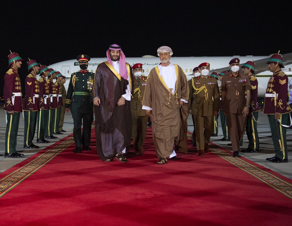 Bandaralgaloud's tweet photo. سمو سيدي #ولي_العهد يصل العاصمة العمانية #مسقط وفي مقدمة مستقبليه جلالة السلطان هيثم بن طارق #سلطان_عمان.
#ولي_العهد_في_عمان https://t.co/QZSR0qNZsl
