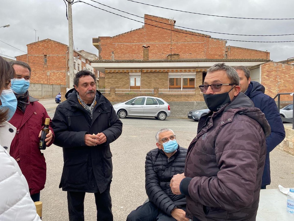 El president de la Cooperativa va aprofitar la jornada de la Fira de l’Oli nou d’aquest diumenge per parlar amb les autoritats presents i presentar les meravelles del nostre oli Nou!!
...