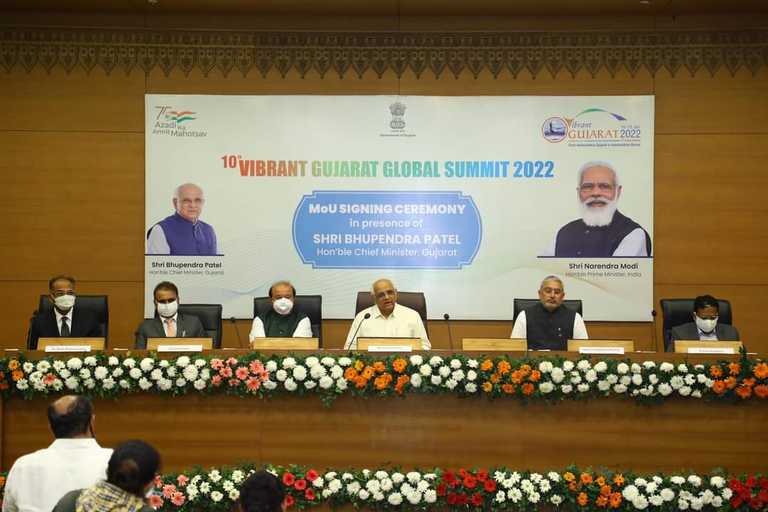 purneshmodi's tweet photo. આગામી વાઇબ્રન્ટ ગુજરાત ગ્લોબલ સમિટ અંતર્ગત આજે મુખ્યમંત્રી શ્રી @Bhupendrapbjp ની ઉપસ્થિતિમાં ગુજરાત સરકાર સાથે વિવિધ ઉદ્યોગકારોએ  MOU કર્યા હતા. 
જે પૈકી સુરત ઇચ્છાપુર મુકામે આવેલા જેમ્સ એન્ડ જ્વેલરી પણ ૮૫૦ કરોડના એમઓયુ ( MOU) સાઈન કર્યા હતા 1/2 https://t.co/YPgLcRus8s