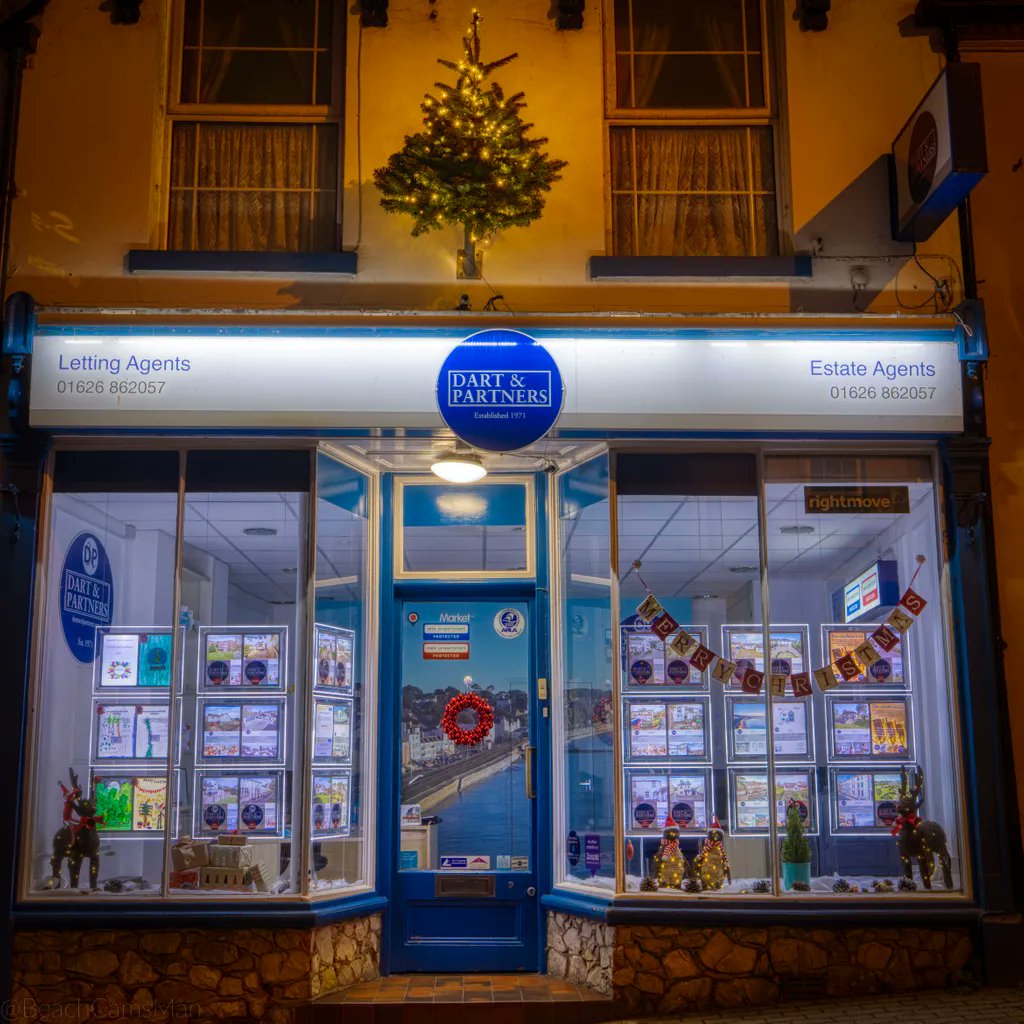 Tonight's Christmas Window is from <a href="/dartandpartners/">Dart & Partners</a> estate agents.
•
•
•
•
•
#christmaswindows #christmaswindowdisplay #christmasdisplay #christmaswindow #christmasindawlish