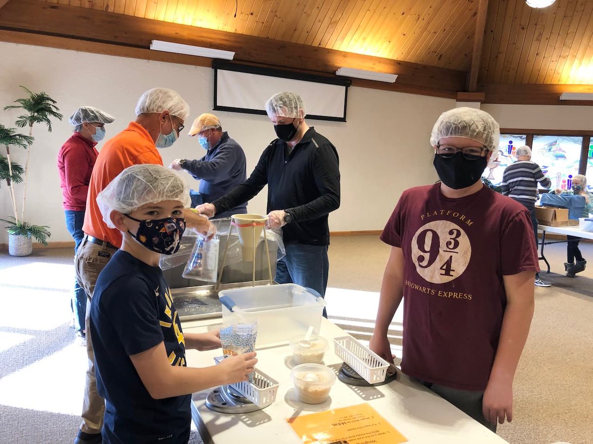 RLC_Indy's tweet photo. 📸 Wow! RLC #volunteers packed 5,832 meals in only 2 hrs during the Pack Away Hunger #mealpacking event at Resurrection on Sat, 12/4. Thanks to all who served by #volunteering to help fight #hunger! More photos: https://t.co/f5uJtiZK98 https://t.co/dNZAuC9hnT