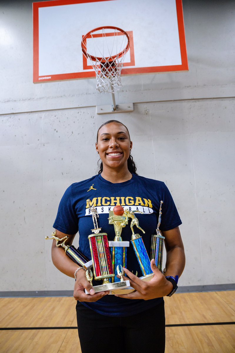 cantretireproj's tweet photo. Safe to say @JilliDunston and the rest of the #Michiganfam are in a good mood after this weekend! 😁
#michigansports #michiganbasketball #michiganfootball #dmvbasketball #dmvwbb #dmvwomen #dmvwomenshoops https://t.co/XM49DrAL9t
