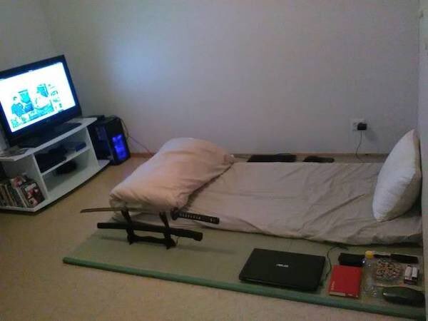 Cokedupoptions's tweet photo. WeWork is renting this out for $1,550/month in San Francisco https://t.co/pSKqP6YkfY