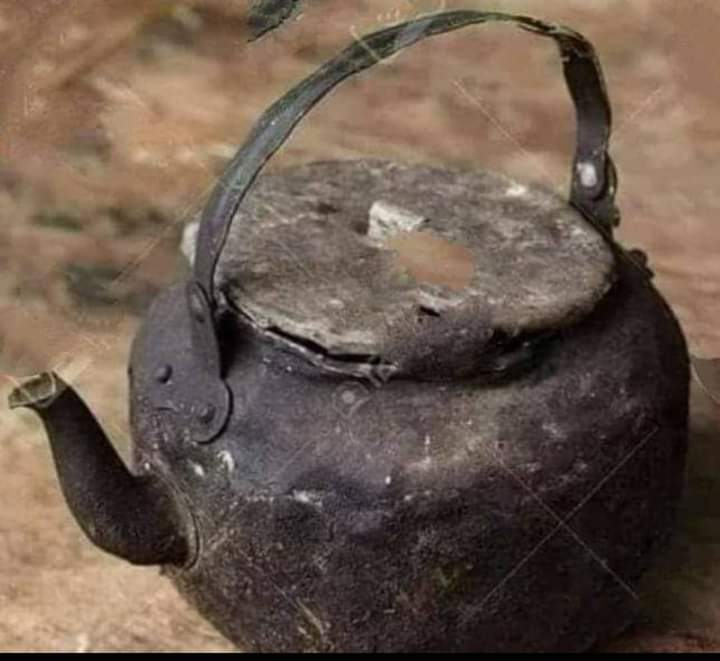 _TheRealYogi_'s tweet photo. एक खुदाई में एक पुरानी केतली मिली, कोई बात सकता है किसी हो सकती है?😂😂 https://t.co/RFd0Ie1M9z