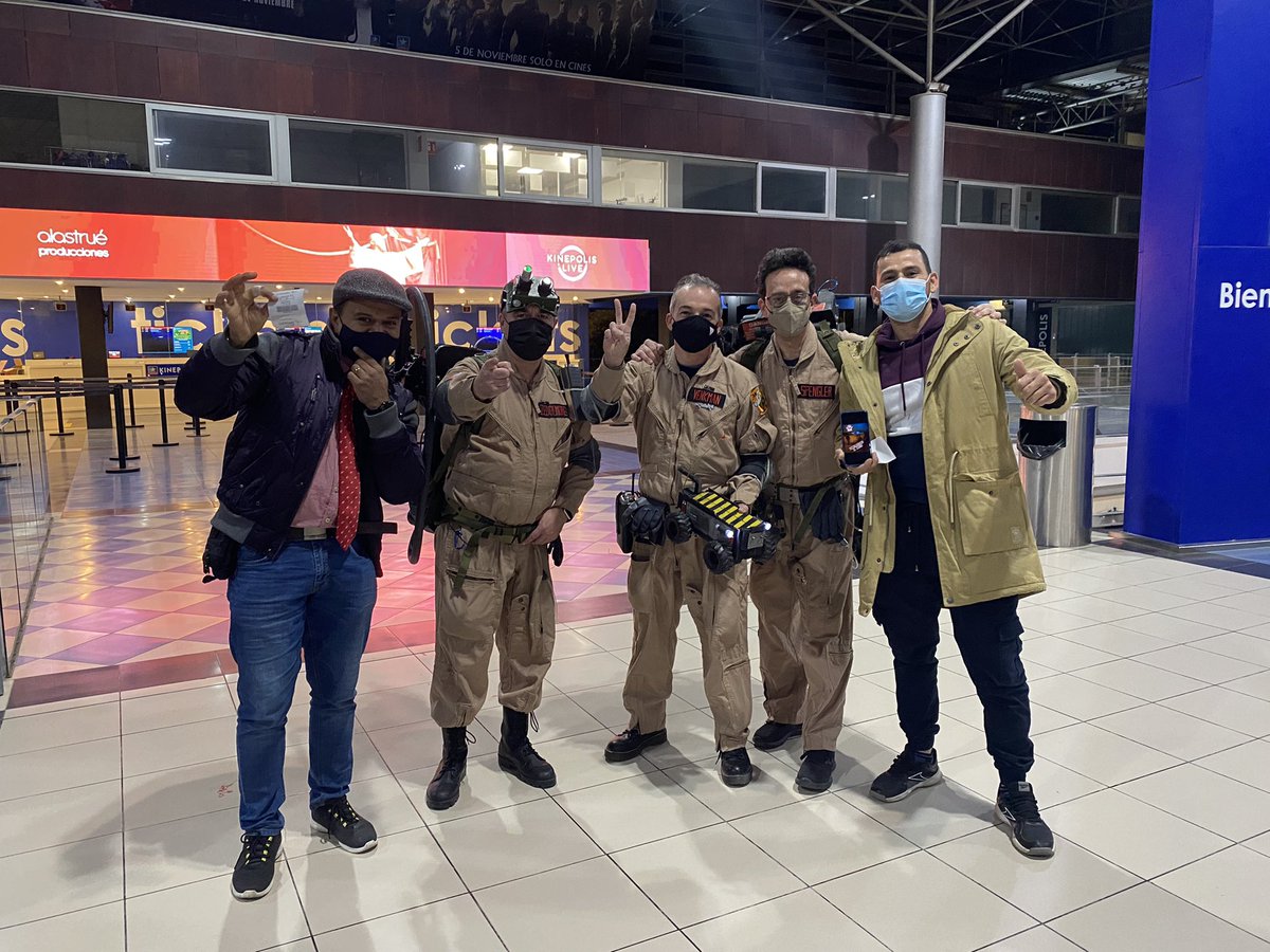 ghostbusterce's tweet photo. @ghostbusterce con nuestros amigos de @GhostbustersCol en @Cines_Kinepolis #ghostbusters https://t.co/ZKOKjDlDii