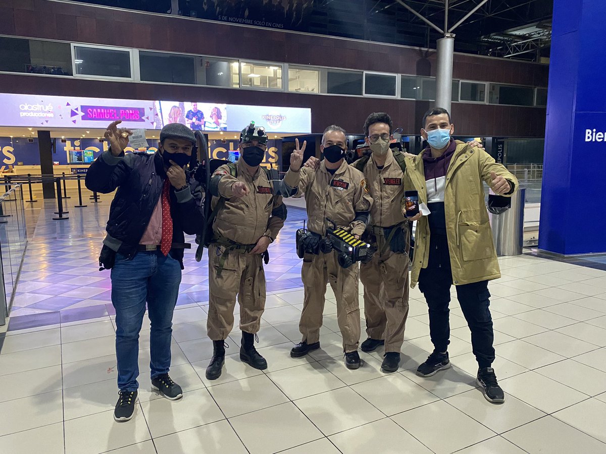 ghostbusterce's tweet photo. @ghostbusterce con nuestros amigos de @GhostbustersCol en @Cines_Kinepolis #ghostbusters https://t.co/ZKOKjDlDii