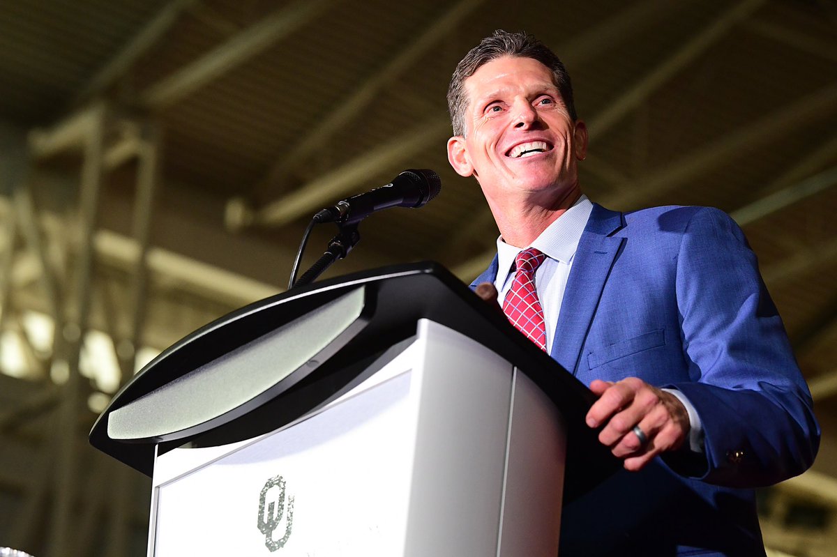 OU_Football's tweet photo. Handed the 🔑 

📸 https://t.co/vNFW5anIj4 | #BoomerSooner https://t.co/Oo134rj178