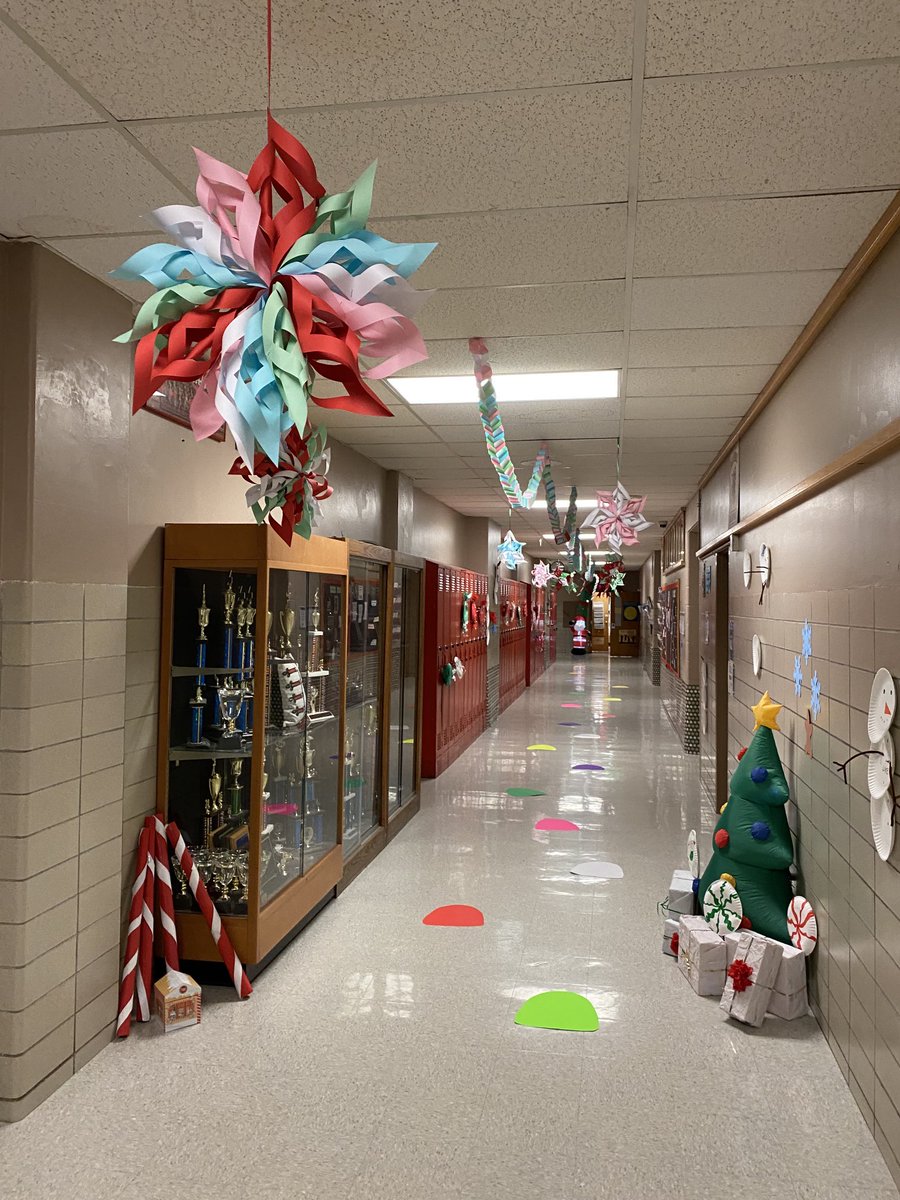 HarrisMath314's tweet image. This hallway is bright and cheery!
