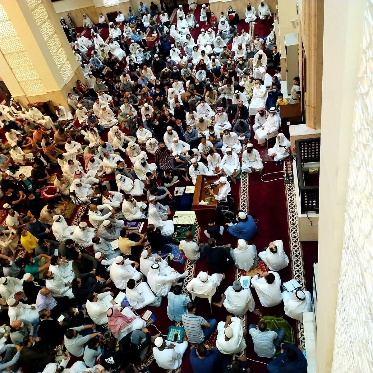 HaithamHuwayni's tweet photo. أهل الحديث وذكرهم ترياقي .. وبكأس طهرهم سقاني الساقي
ذكروا الحُوَيْني فاستهلّت عبرتي ..  تاق الفؤاد إلى أبي إسحاق
العالم الفرد المنيف جلالة .. كالدارقطني وابن عبد الباقي
أتعبت من يأتون بعدك فاتئد .. وأرفق بنا ، أتعبتني ورفاقي
صورة من درس اليوم شرح #الأربعين_النووية للشيخ #الحويني https://t.co/RcIPP8SqYM
