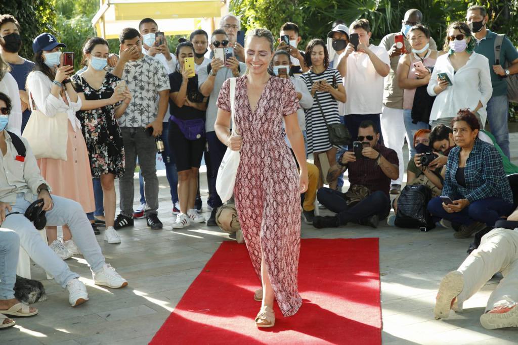 De la guerra a la PAZarela. Van de oorlog straight to the catwalk… vestido de <a href="/ManifiestaCol/">Manifiesta • Moda para la paz</a>