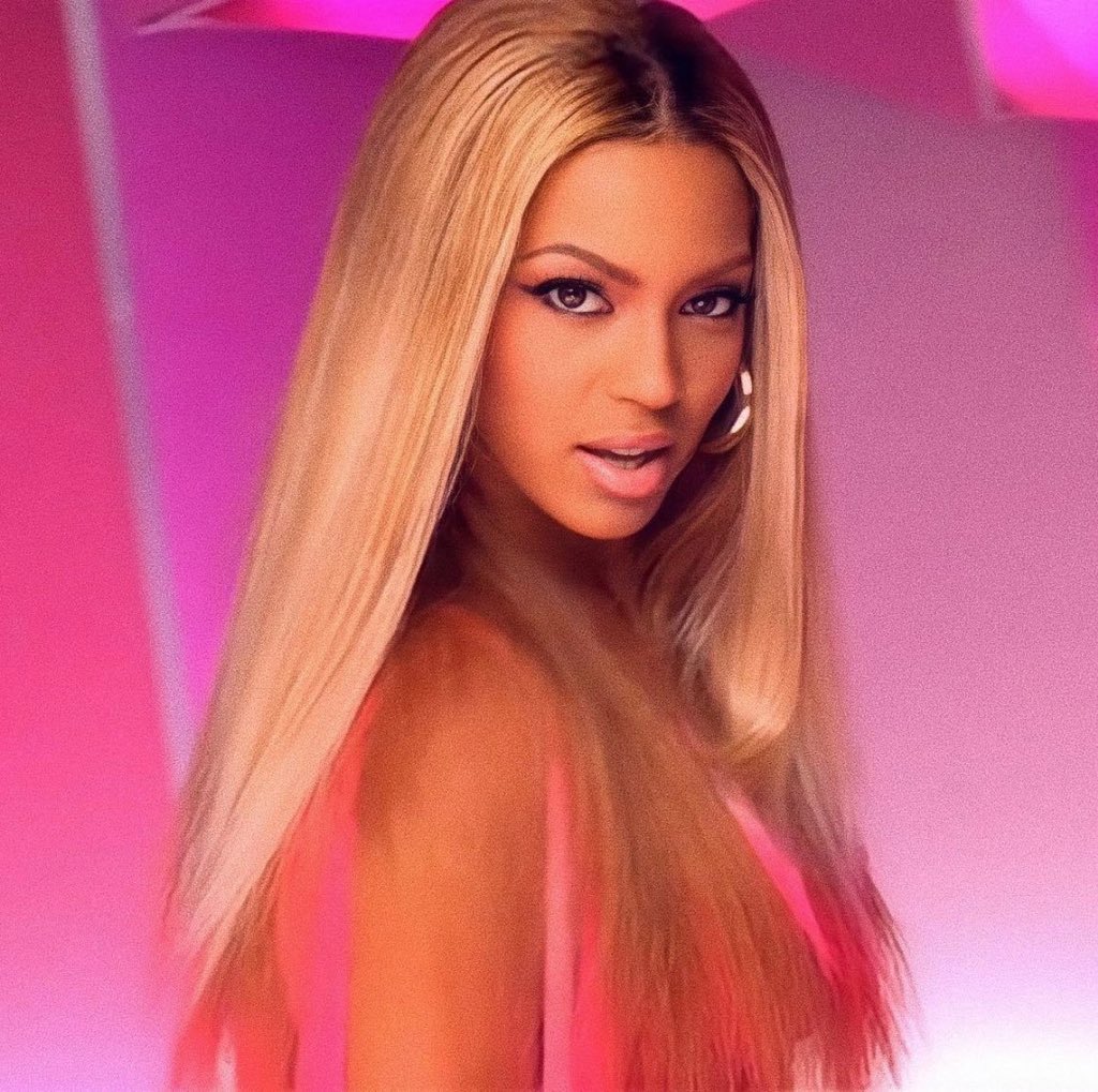 yonceir's tweet photo. Beyoncé in Bootylicious MV, 2001 https://t.co/oyinpu9JY3