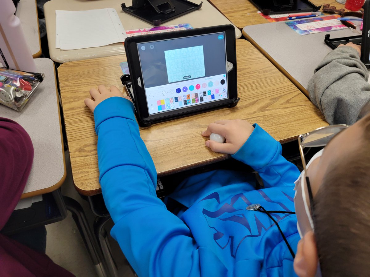 melthornhill's tweet photo. 5th grade students at Elk Center today were using @PicCollage to create posters for their country for Christmas around the World project. #kcslearning2020 https://t.co/TSVBVrCIy1