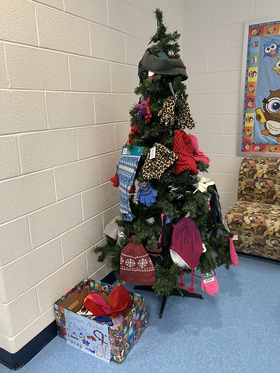 The Vincent Farm Gives Back Club is growing a mitten and hat tree for those colder months! <a href="/VincentFarmBCPS/">VincentFarmBCPS</a> <a href="/MrsTStaab/">Tracey Staab (she/her)</a> #wearevincentfarm