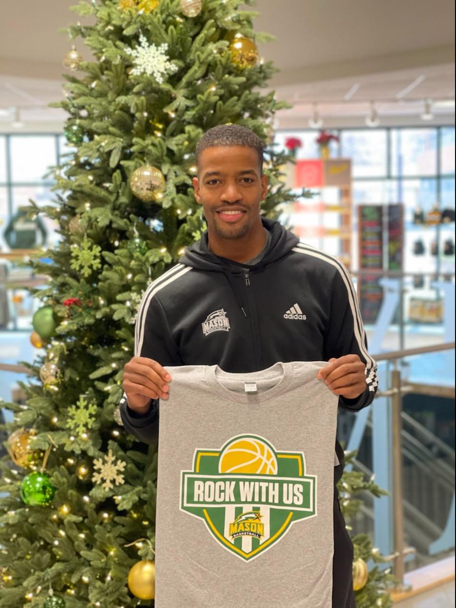 GeorgeMasonBook's tweet photo. Thanks for stopping by the bookstore, Coach! #Rockwithus  Shirts now available in-store and at our kiosk at Eagle Bank Arena. https://t.co/ioG2hwyk8Y