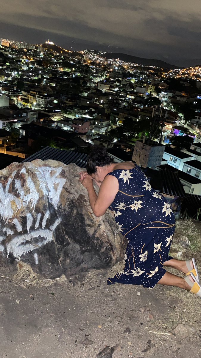 Mãe de joelho, filho de pé ✍️