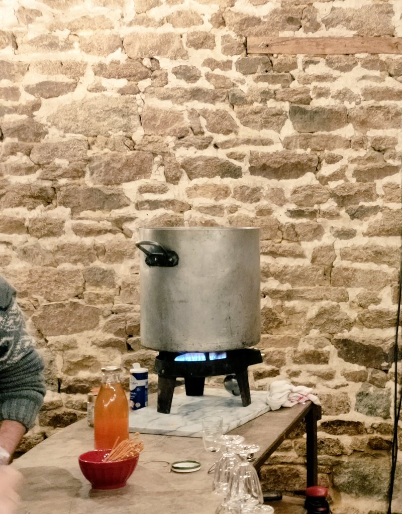ReseauRTES's tweet photo. 📍Séminaire de clôture du projet #TRESSONS
La #coopération s'invite à la soirée ! Après la préparation collective de la fameuse soupe aux cailloux, place au spectacle portant le même nom proposé par la Compagnie OCUS (Optimiste Créatrice d'Utopies Spectaculaires) ! 🎭 https://t.co/1tz80ujA9g