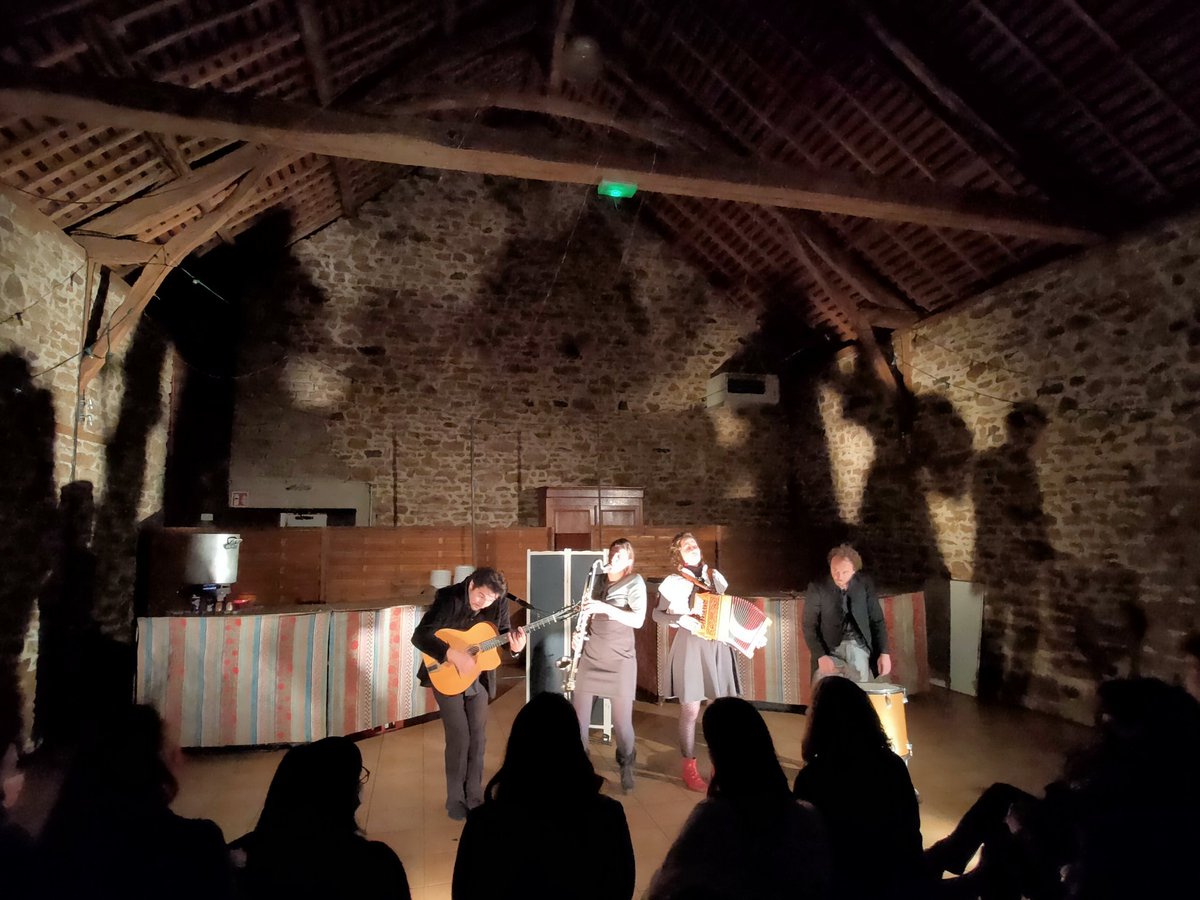 ReseauRTES's tweet photo. 📍Séminaire de clôture du projet #TRESSONS
La #coopération s'invite à la soirée ! Après la préparation collective de la fameuse soupe aux cailloux, place au spectacle portant le même nom proposé par la Compagnie OCUS (Optimiste Créatrice d'Utopies Spectaculaires) ! 🎭 https://t.co/1tz80ujA9g