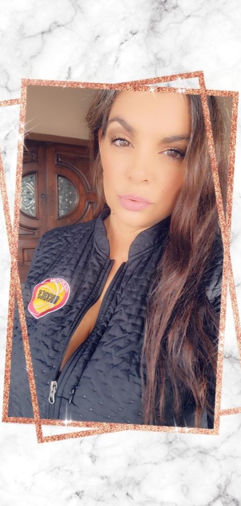 TerreeLeDee's tweet image. Being a team player... working the door and waitressing!! #doubleduty #samepay #Rockets