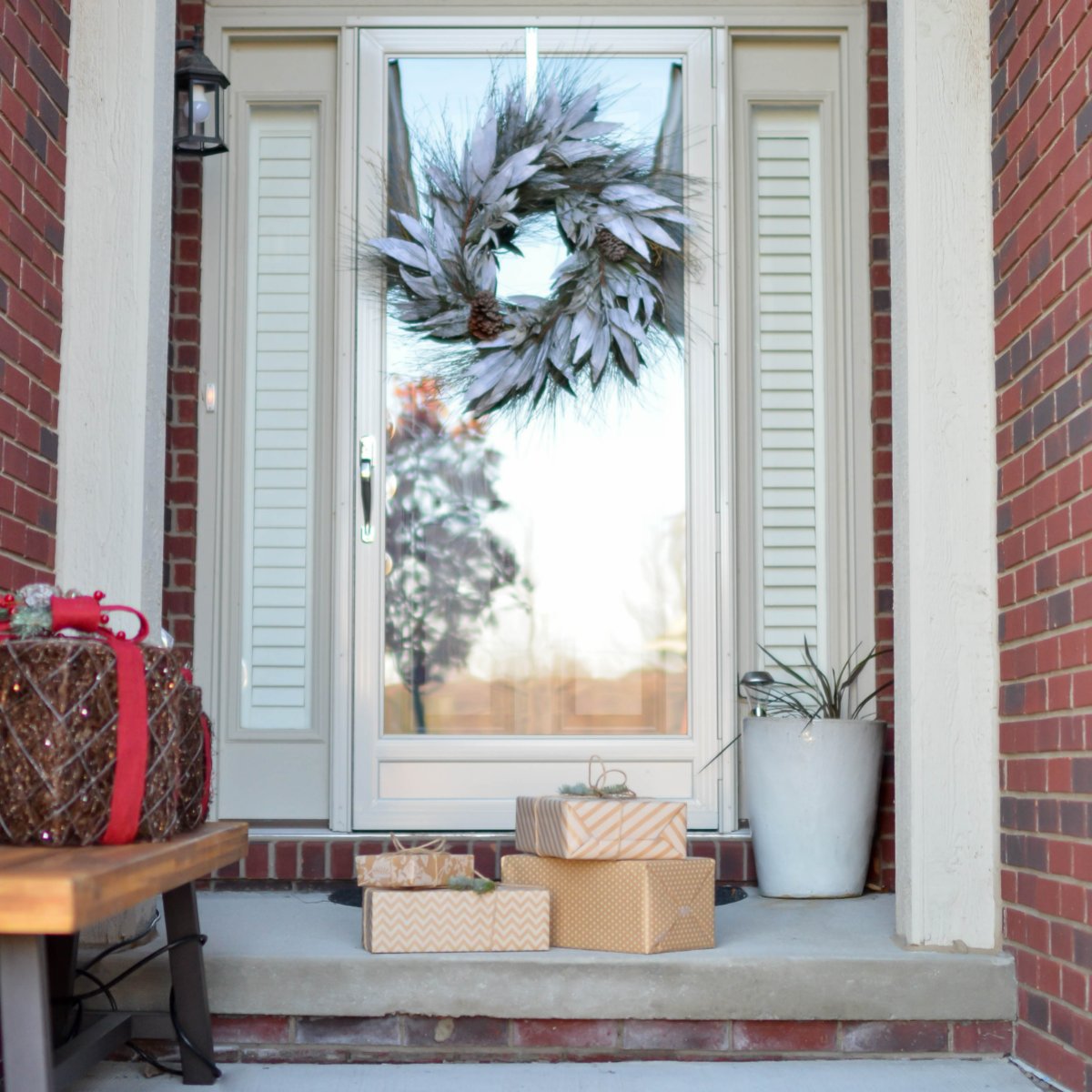 jan_elwell's tweet photo. There's something really magical about creating an entryway inspired by the holidays. Let our expertise guide you in seeking out the home of your dreams this season. https://t.co/NLT9dkIe9C