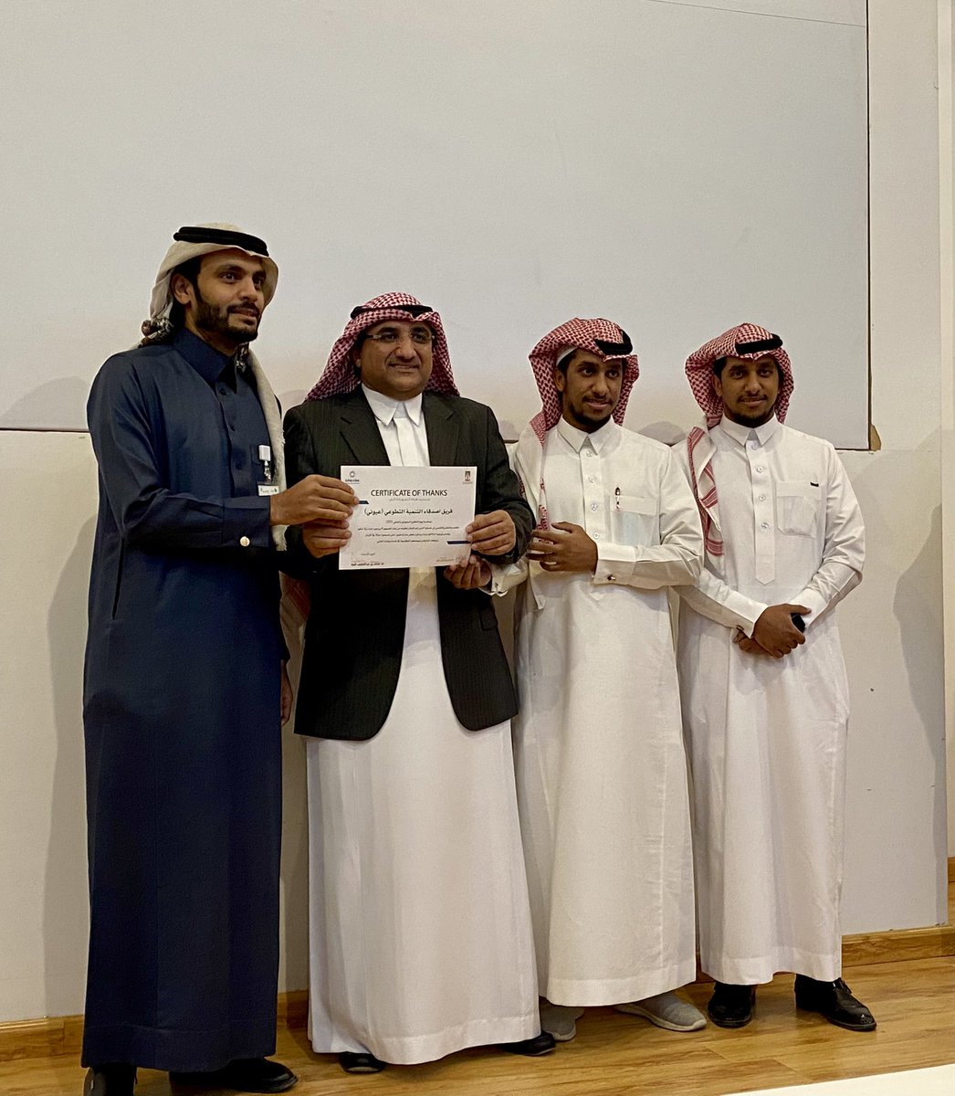 OYUNY_39's tweet photo. بمناسبة #اليوم_العالمي_للتطوع و #اليوم_السعودي_التطوعي كرم أمين أمانة الأحساء المهندس: عصام الملا في مقر الأمانة فريق أصدقاء التنمية التطوعي (عيوني) ضمن مبادرات الأمانة في دعم الجهود التطوعية #عطاء_وطن https://t.co/YYDGaQ5U0t