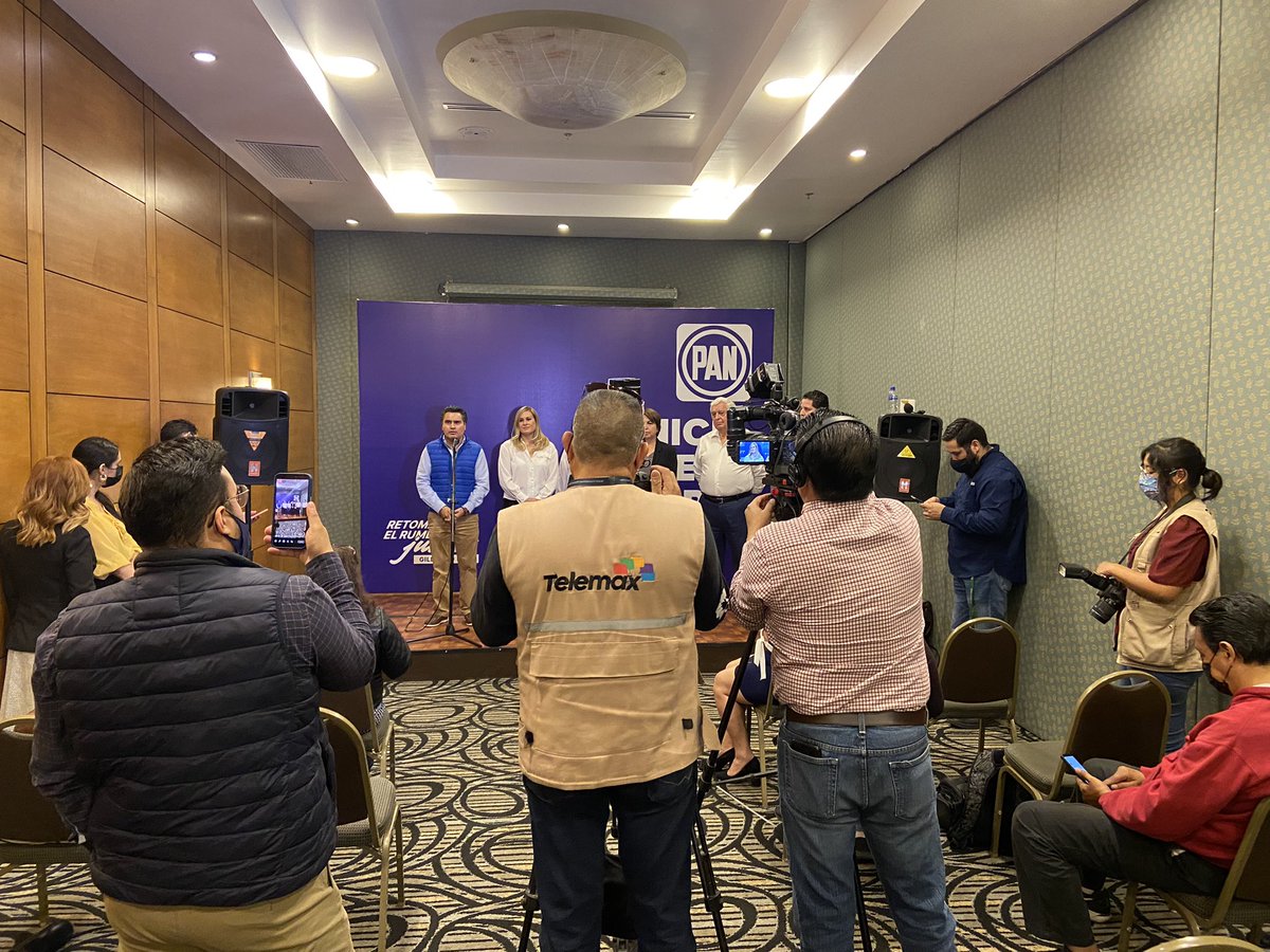 GildardoReal's tweet photo. Rueda de prensa 🎥📸
Inicia una nueva historia en el PAN Sonora; vamos a #RetomarElRumbo JUNTOS! 
Link:
https://t.co/BdjOyxnCZa https://t.co/DmuXizcr7E