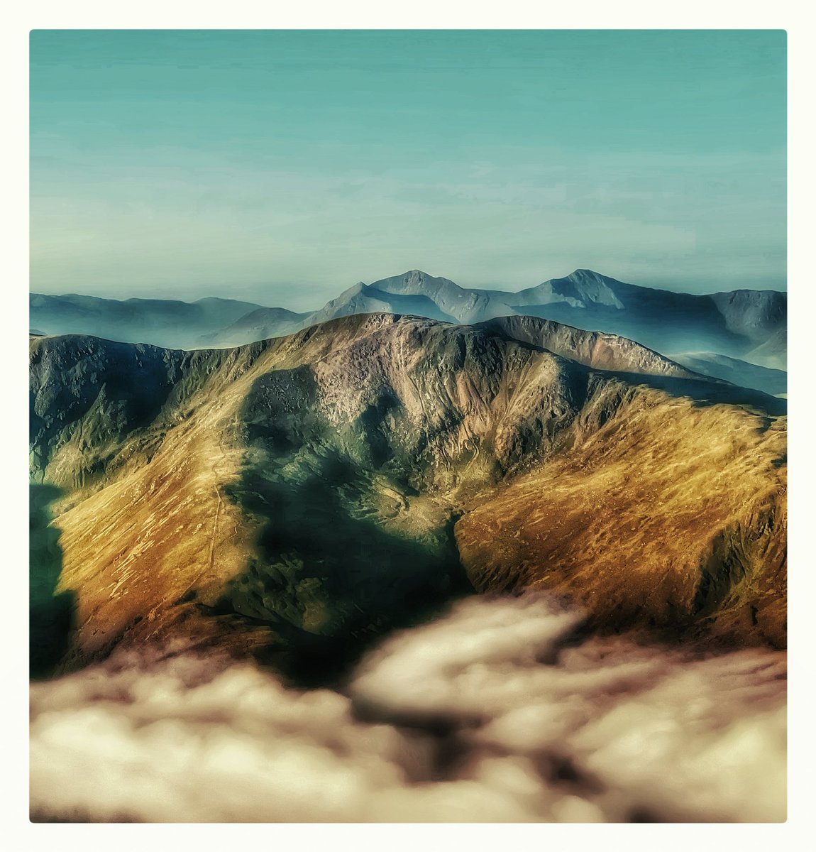 B3060J's tweet photo. ๐ส แด ษด ษด แด แด ษช ๊ฑ ๊ฑ แด แด แด ษช แด
โข
View from Ben Nevis Summit looking towards Stob Bร n
โข
#stobban #bennevis #bennevisummit #scotland #roadtrip #photosofbritain #explorebritain #outdoors #scotland #wondergraphers #hikes #scotlandwalks #wondergraphers #cloudinversion https://t.co/Gzqo2cJL0m