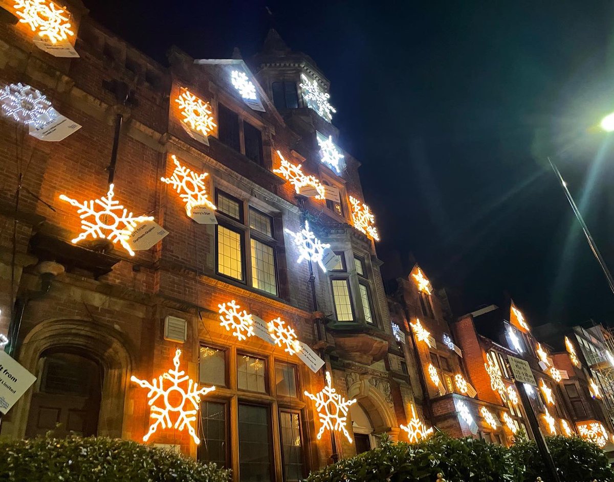 The snowflakes are officially on!! ❄️✨😍

Thank you so much to our amazing sponsors and everyone who has made this year’s display possible! 

Christmas has started! 💙🎄❄️